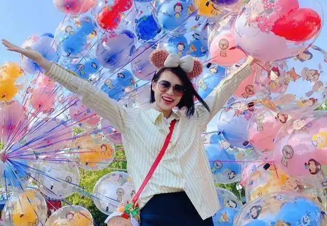 岁胡杏儿霸气回归:三胎后复出状态佳,西装搭配衬衣优雅时尚_造型_黑色