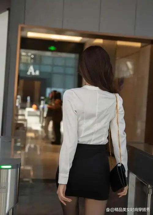 今天,小编就为大家介绍一款非常实用的穿搭——白衬衫搭配黑色短裙.