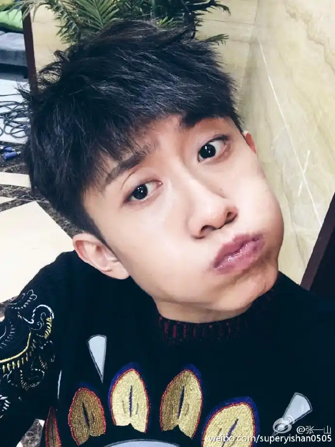 张一山晒卖萌搞怪九连拍