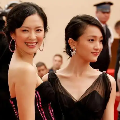 周迅又矮又没胸算不算美女看她和章子怡袁泉合照就知道