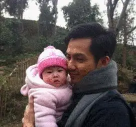 钟汉良隐婚妻子近照曝光,低调探班老公超贴心,女儿颜值好到爆!