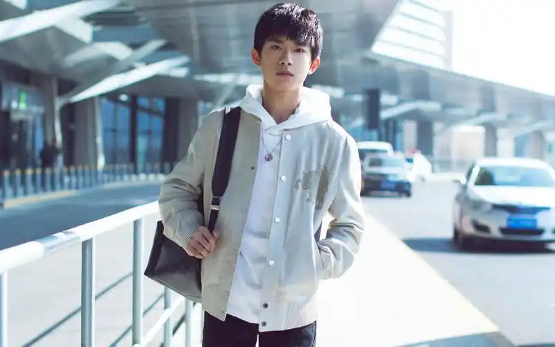 易烊千玺最新街拍写真图片