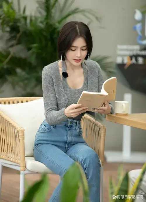 开衫牛仔裤真的很适合中年女人瞧44岁的秦岚这样穿多美