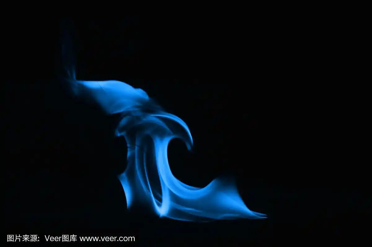 抽象的蓝色火焰孤立在黑色背景