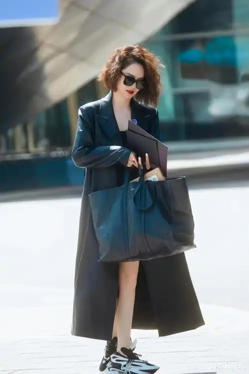 社交平台 二胎辣妈戚薇复工拍综艺,一身黑色皮大衣搭短发,又美又飒!
