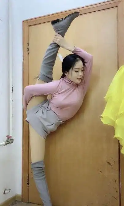 小姐姐短裤挑战一字马这一行为引热议网友不怕走光吗