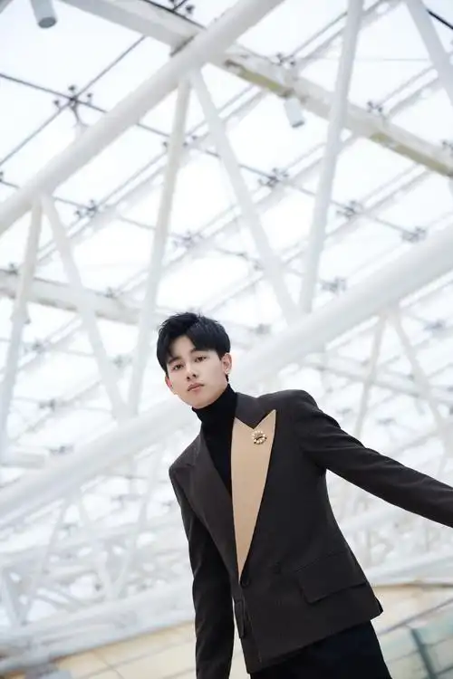 简介:胡先煦俊朗帅气西装写真图片,分享一组胡先煦图片给大家,图中的