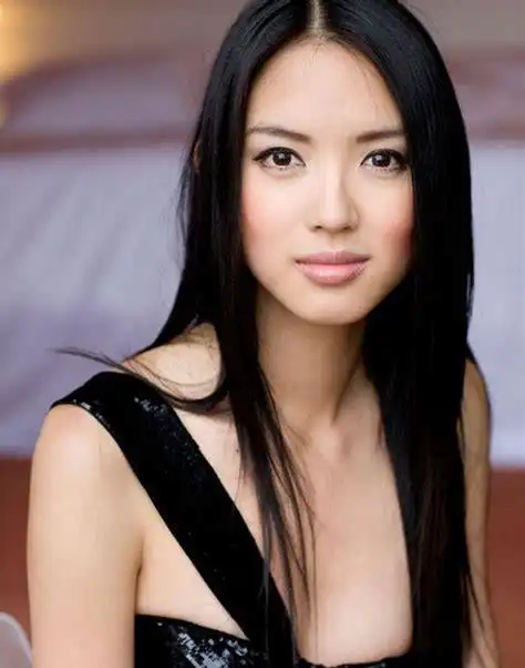 张梓琳凭借美腿吸睛却被发现膝盖有情况网友跪太久了