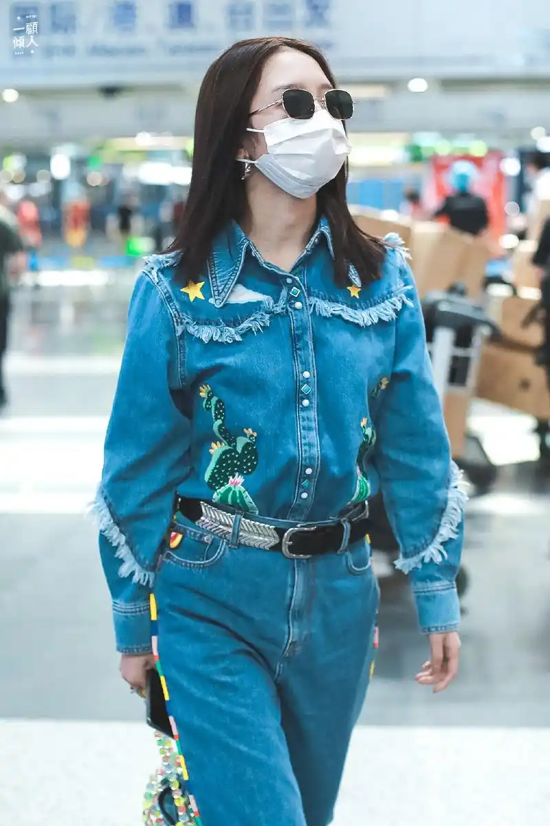 孟美岐机场look,印花牛仔夹克搭配撞色毛须边牛仔裤,又美又飒