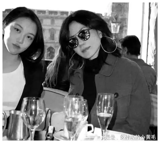 在她和妈妈王菲的合影中能看出来,她还是更像爸爸多一些,虽然说比不上