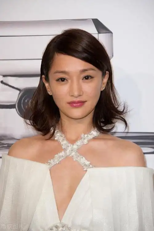周迅难得大胆一次白色纱裙身前挖空奔放又甜美眼神灵动气场强