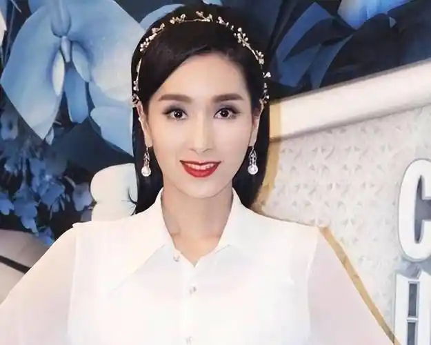 都曾是港圈顶级美人,50岁万绮雯优雅老去,46岁杨恭如活成了网红_女