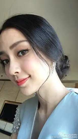 angelababy大方自拍不美颜网友女神也有痘痘