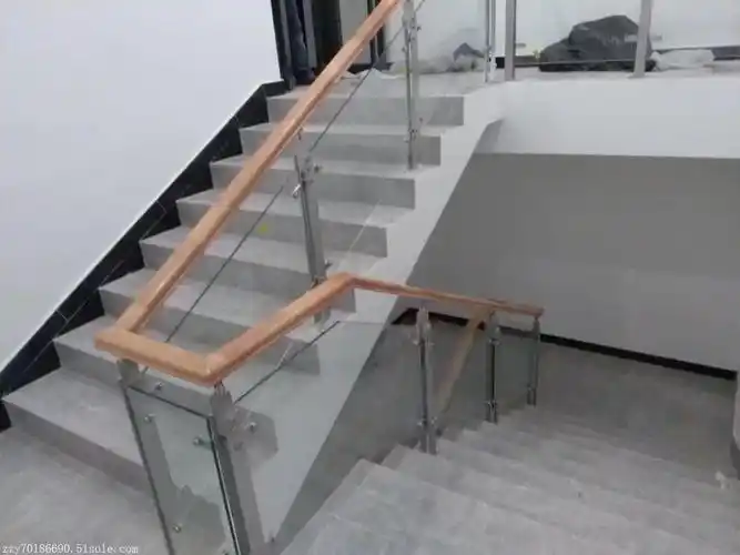 楼梯扶手按材料来分类为:楼梯高分子扶手,楼梯铁艺扶手,楼梯不锈钢