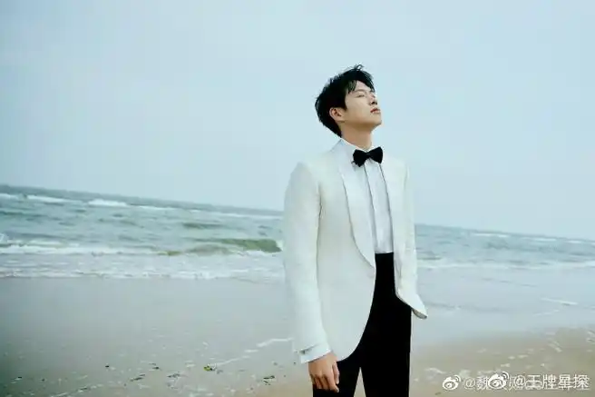 魏大勋海边随拍