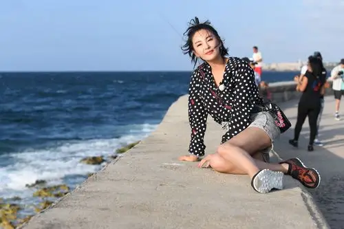 张雨绮各位游客请注意街头大跳古巴舞感受当地人的热情