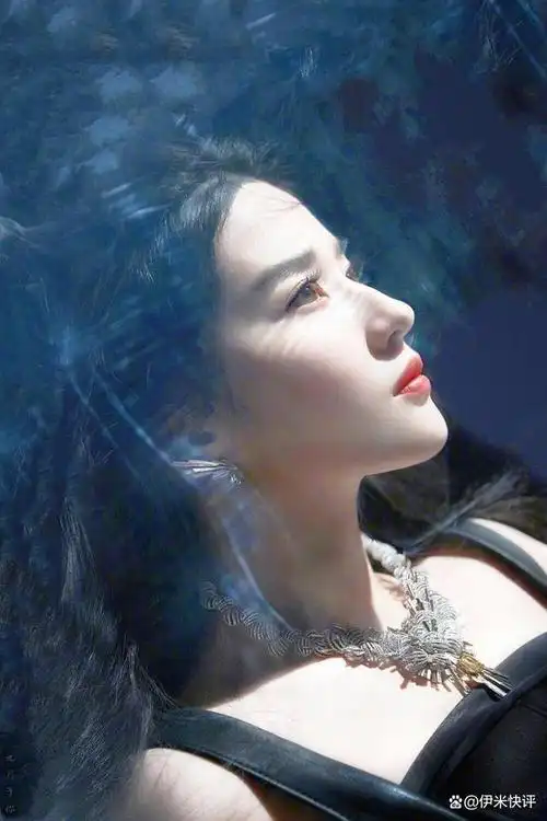 宋承宪近日的一组照片曝光,引起了众人的热议.