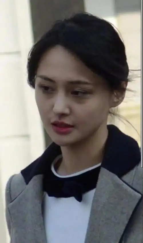 郑爽15年后发生了什么?黑眼圈,暴瘦,畏光,精神失控,就像吸毒