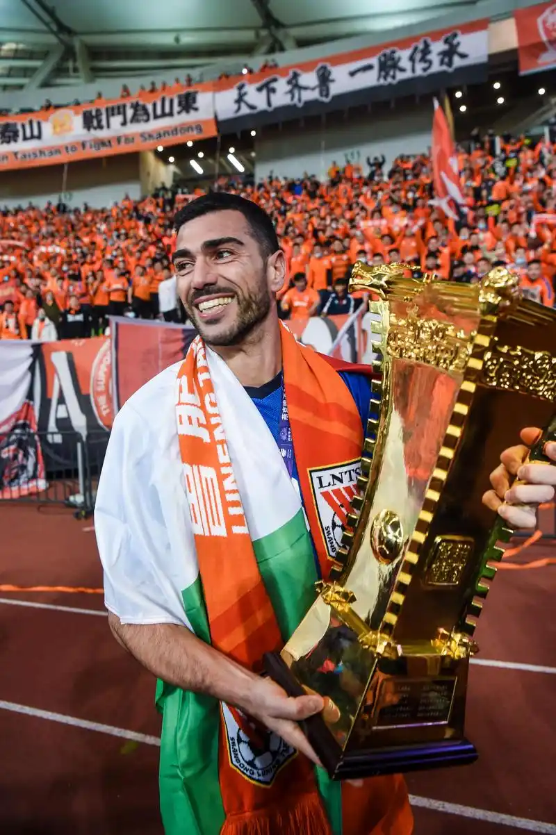 中超山东鲁能官宣35岁外援佩莱合约到期离队