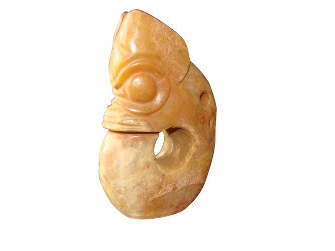 p>此展品为红山文化时期文物.高12.2厘米,宽7.2厘米,厚3厘米.