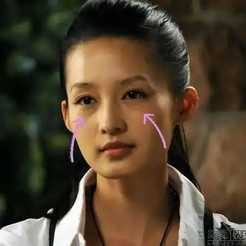 李沁90年的,今年也不过才30岁,可以看出皮肤很早就有些下垂的趋势.