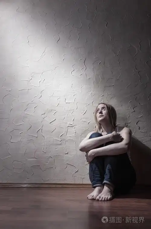 伤感的女子独自照片-正版商用图片1cjxdl-摄图新视界