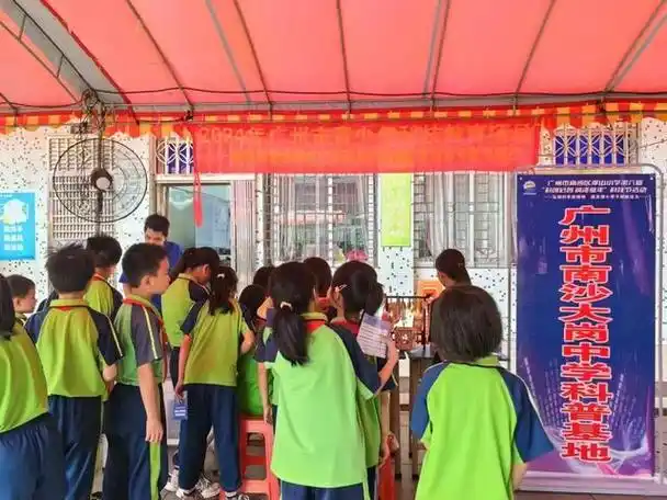 广州市南沙区大岗中学坐落在大岗镇的一处山坡上,从山顶向下俯瞰,乡镇