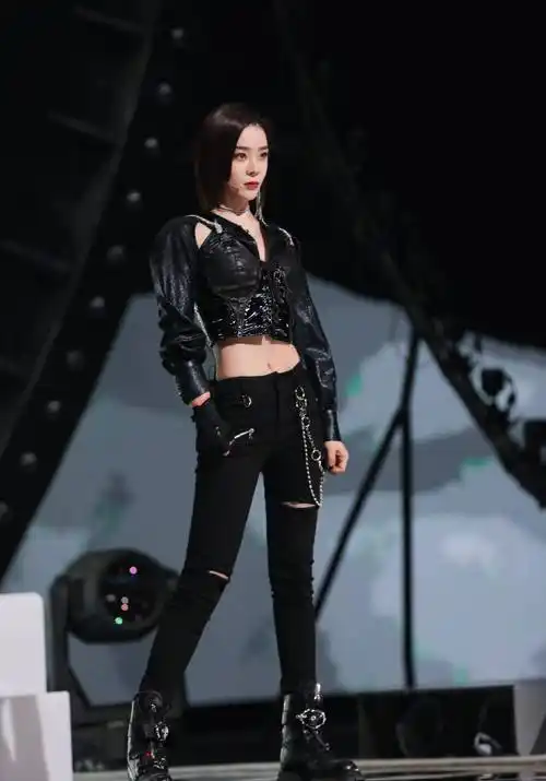 袁姗姗黑色皮衣搭配破洞长裤,利落短发,看起来又酷又帅!