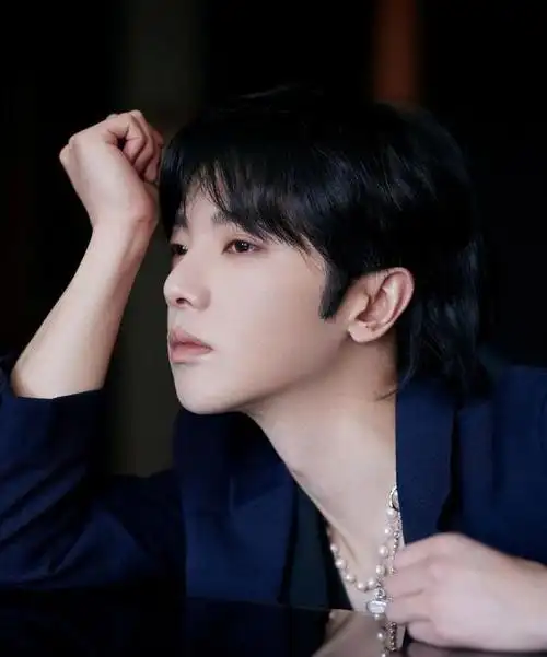 华晨宇壁纸全程姨母笑的看完还是那么乖乖的一个小宝贝