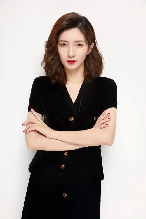 江疏影狗啃式刘海造型曝光,全新短发搭皮质西装,穿搭飒气摩登|发型