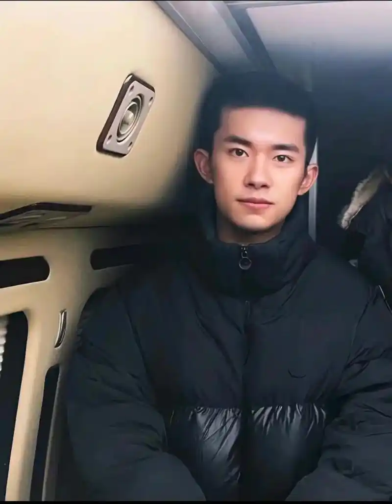 好喜欢好喜欢这几张照片啊啊啊啊#易烊千玺 #玺子哥 #寸头