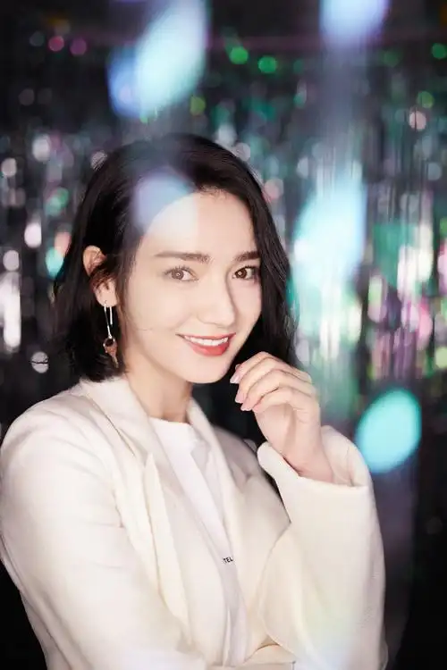 1/ 12 代斯身穿设计感白色西装外套搭配同色系刺绣短裤,前卫又时髦