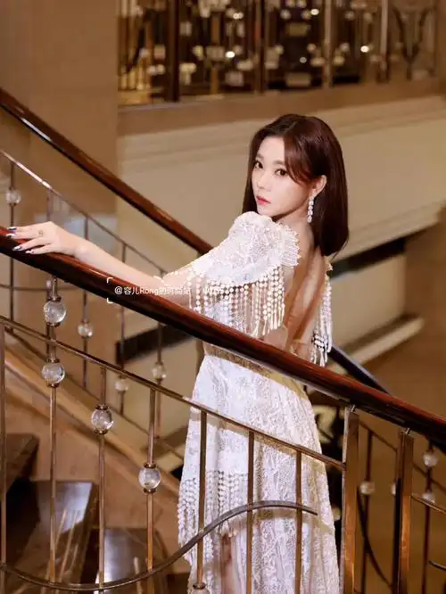 张紫宁蕾丝白裙