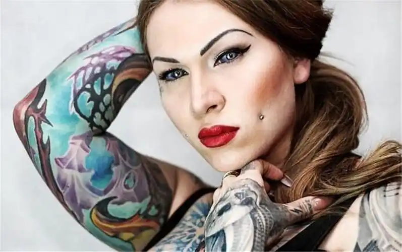 她一直认为自己【前世是条蛇】,将舌头分叉想变蛇精