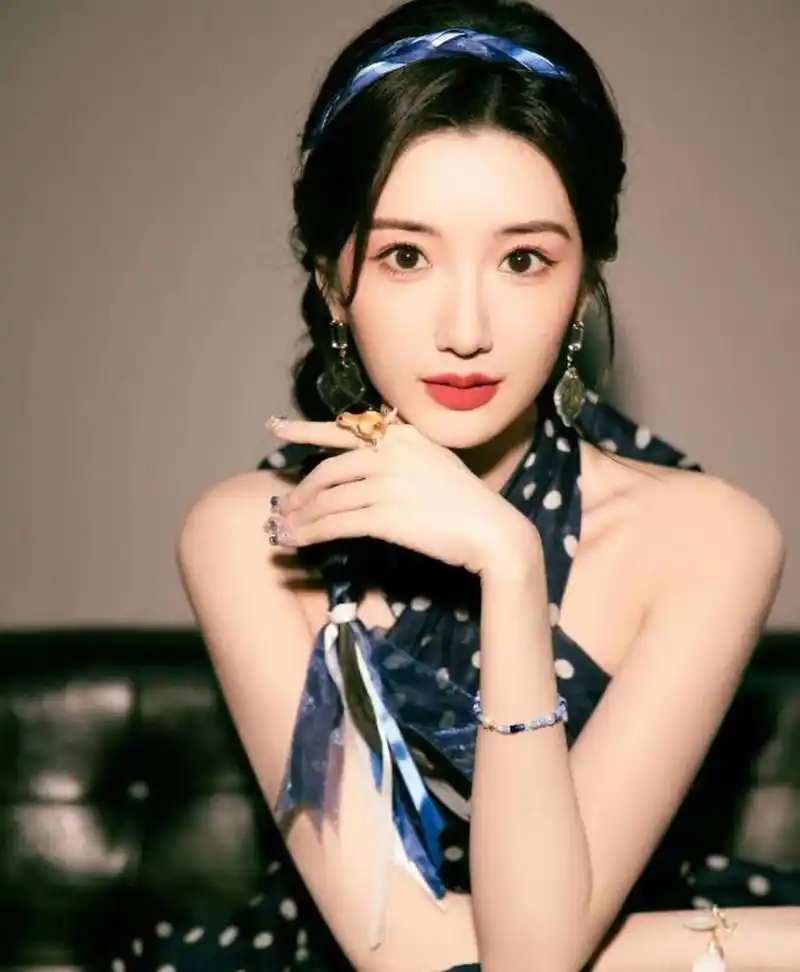 娇俏玲珑,小鸟依人的#毛晓彤# 一袭黑白相间波点连衣裙,清纯唯美的