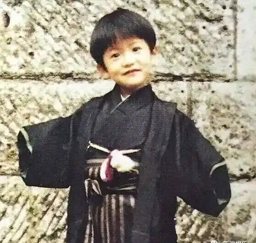 木村拓哉小时候常常被欺负,因为他个子瘦弱.