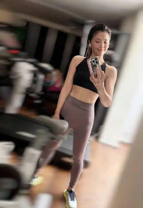 刘涛晒素颜健身照 运动背心鲨鱼裤大秀马甲线|游民星空
