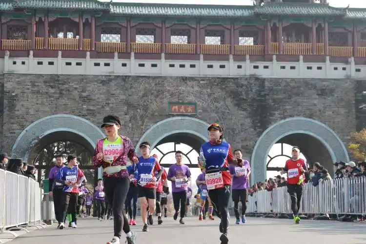 "2020南京马拉松"鸣枪开跑 南京电信5g智慧赋能赛场