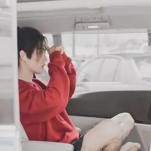 肖战#给你们秀下哥哥的美腿,造型有点妖娆