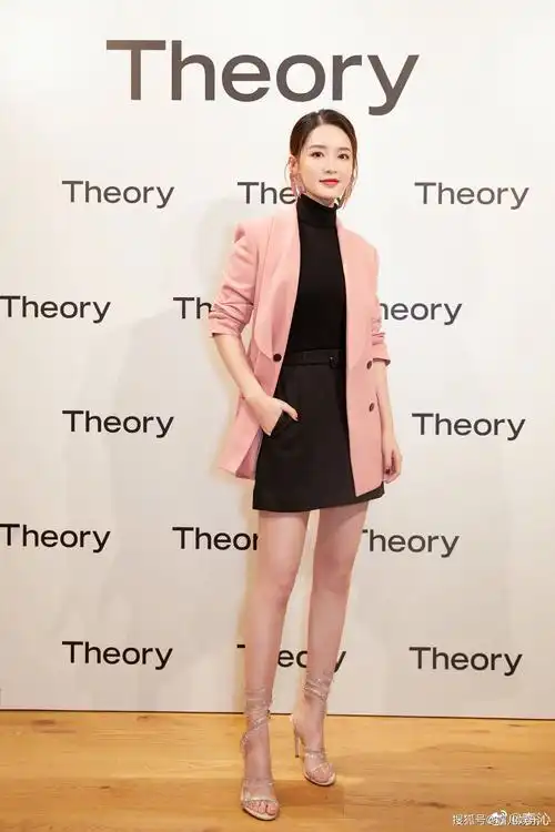 30岁李沁又美又甜天空蓝造型拍大片气质像邻家妹妹