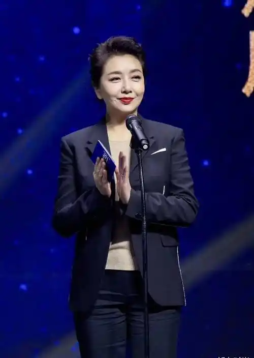 江珊让人不得不服,总把简约装穿出减龄感,这身材好得没话说!