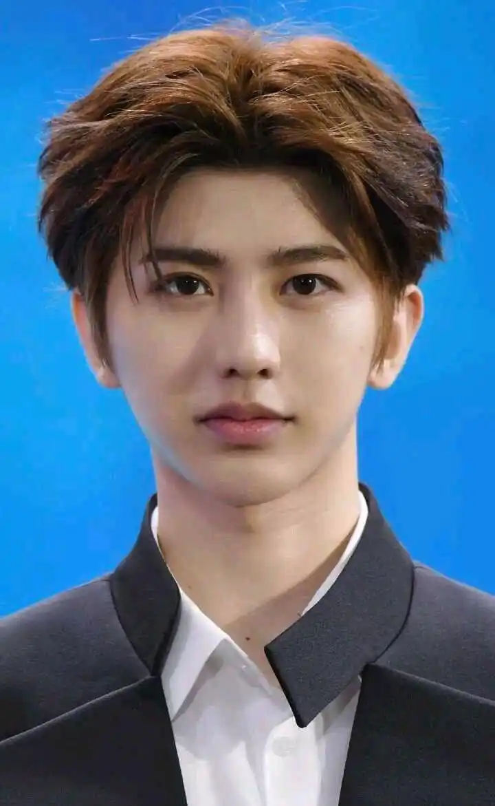 蔡徐坤这素颜照什么水平?娱乐圈比他好看的没几个了吧!