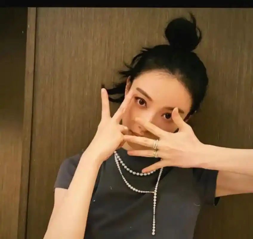 珍珠女孩～倪妮 《消失的她》票房突破30亿,倪妮连发30张自拍庆祝,整