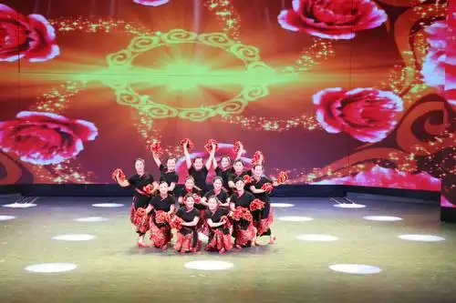 滕州市红荷舞韵舞蹈队的手绢舞《一起红红火火》精彩绝伦,表演惟妙惟