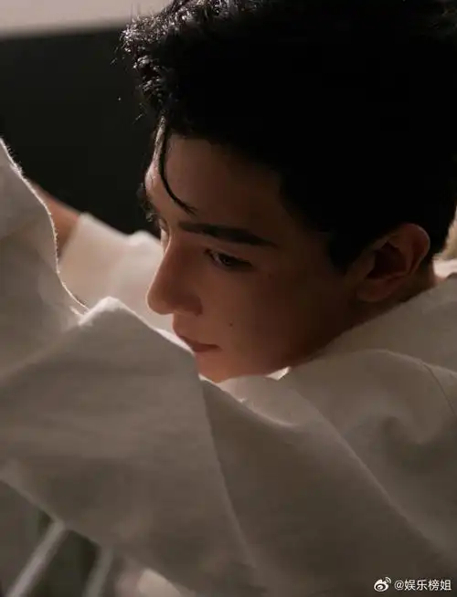 夏之光脸颊痣#夏之光今日活动造型也太帅气了吧,这怼脸看到的脸颊痣