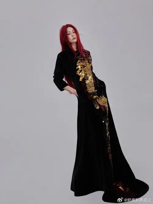 张馨予##张馨予黑金亮片长裙##张馨予红发新发型