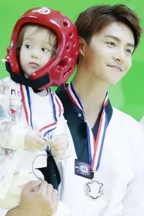 马天宇怀抱外甥女现身机场满眼宠溺与外甥转圈圈太有奶爸气质