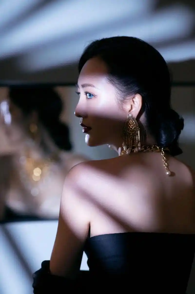 王鸥身材好穿衣任性,内衣外穿冷艳迷人,网友:一般人不敢这么穿!