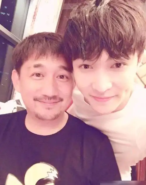 师徒情yyds!三十而立,张艺兴发文"请多指教",黄磊为他七年庆生