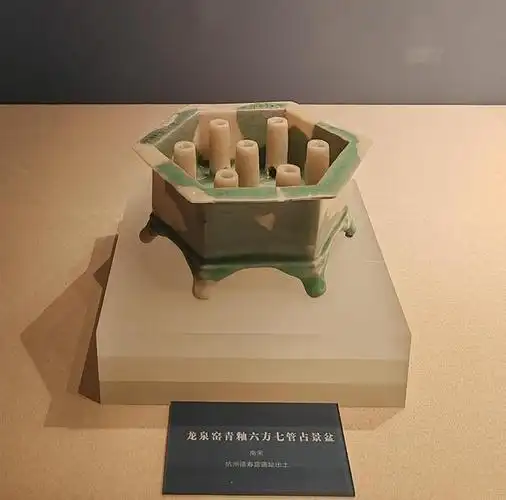 新华社记者冯源 摄  一件正六边形的花盆,釉色青翠莹润.